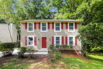 694 Stoneside Dr Stone Mountain, GA 30083
